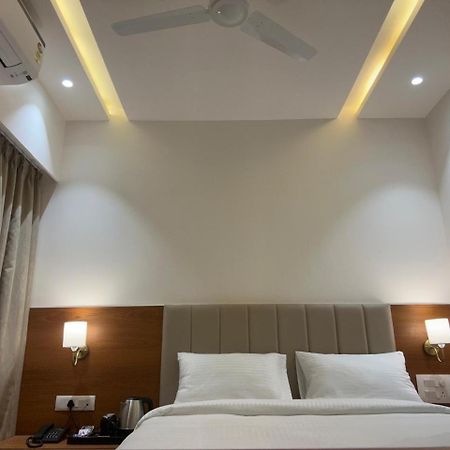 Hotel Neem Heritage Ширди Екстериор снимка