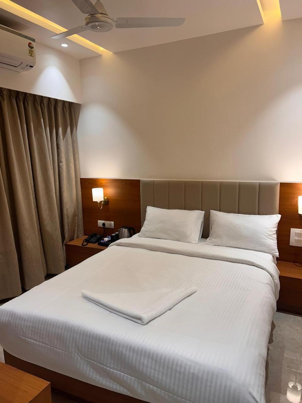Hotel Neem Heritage Ширди Екстериор снимка