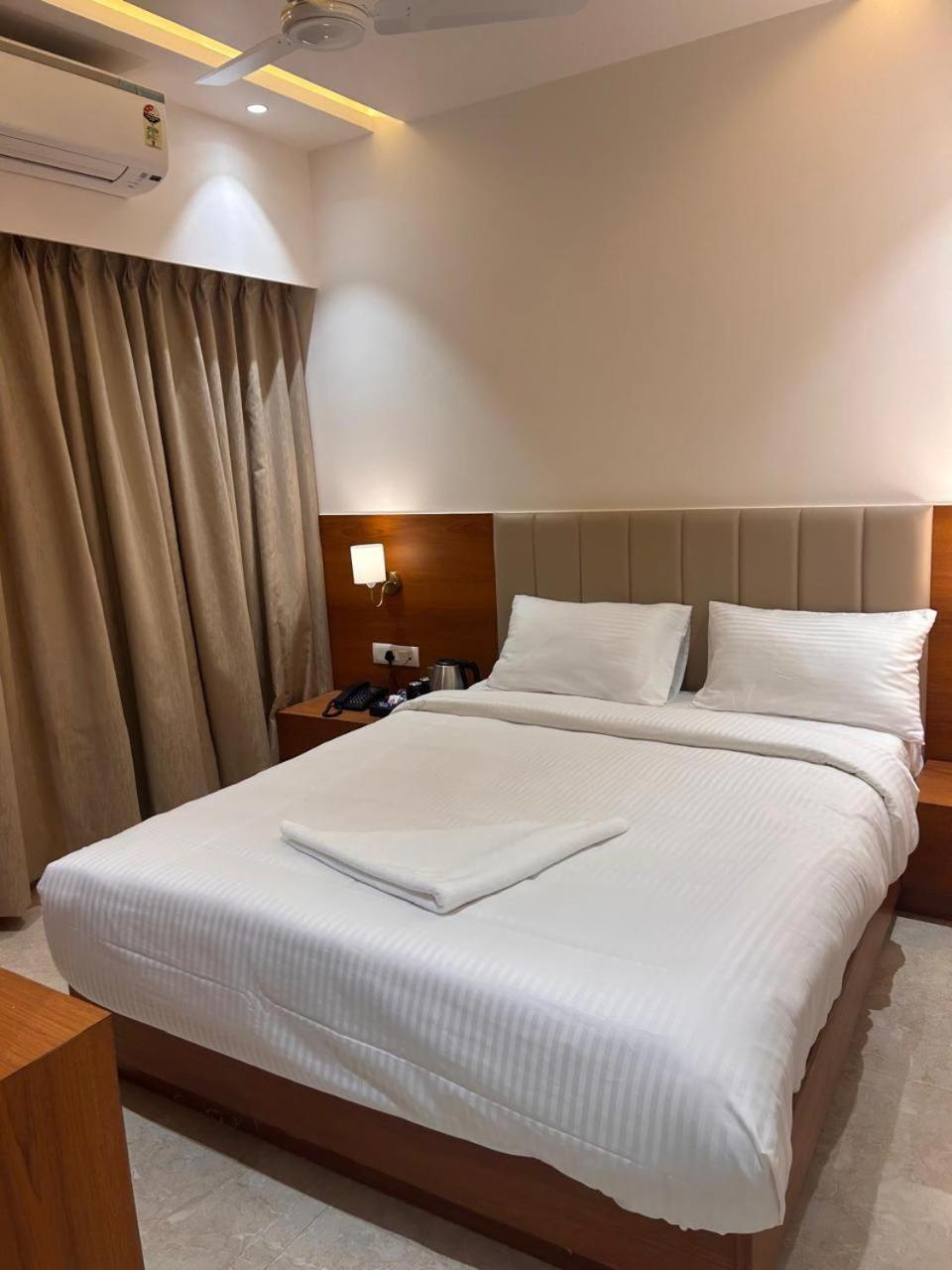 Hotel Neem Heritage Ширди Екстериор снимка