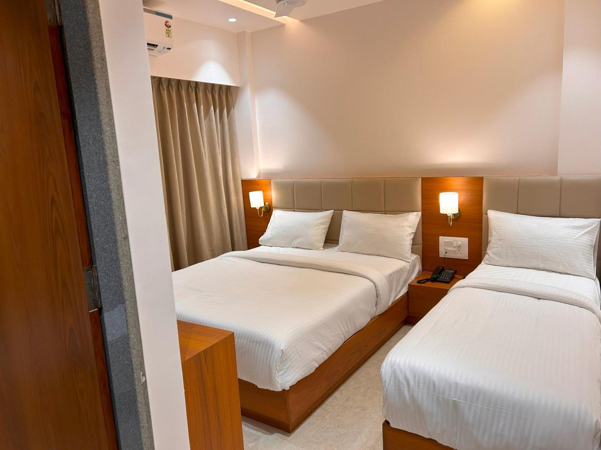 Hotel Neem Heritage Ширди Екстериор снимка